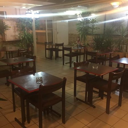 Hotel Restaurant Saint Louis Chateaudun Bagian luar foto