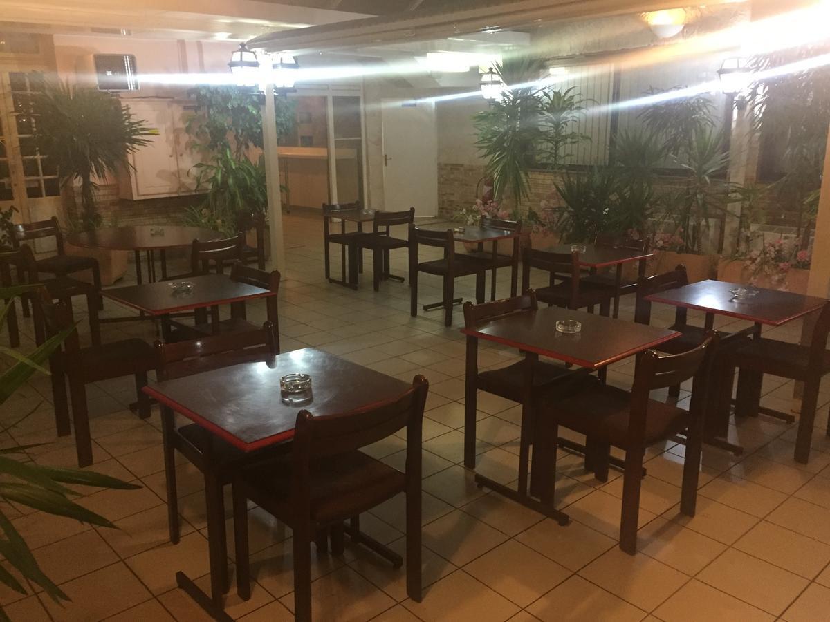 Hotel Restaurant Saint Louis Chateaudun Bagian luar foto