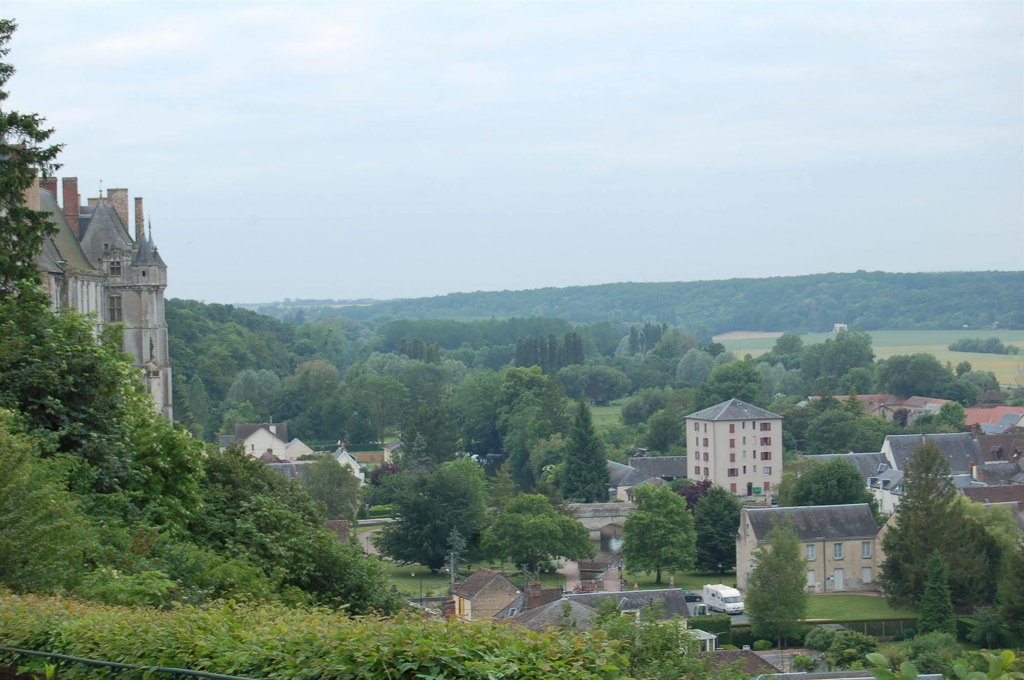 Hotel Restaurant Saint Louis Chateaudun Bagian luar foto