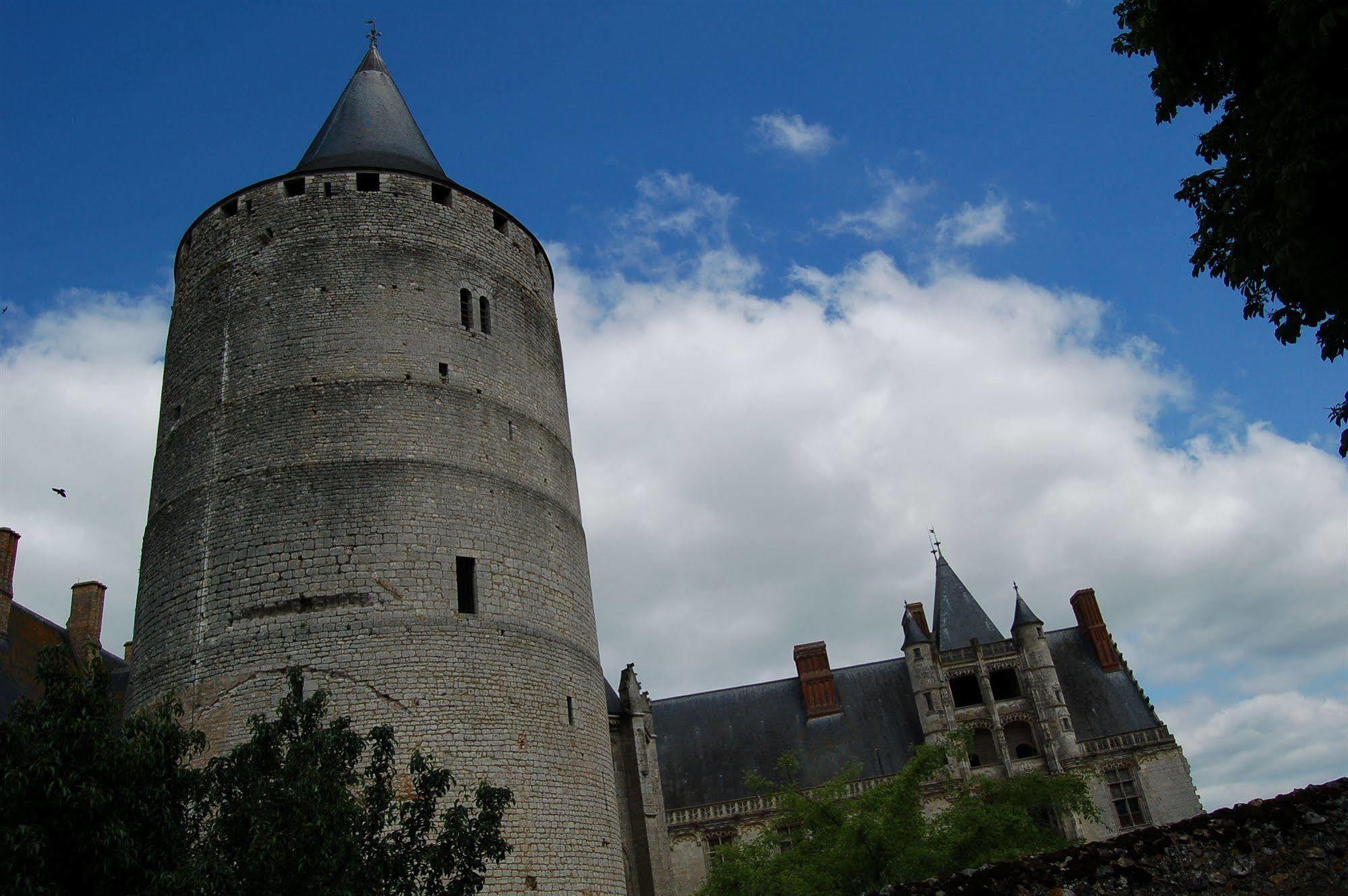 Hotel Restaurant Saint Louis Chateaudun Bagian luar foto